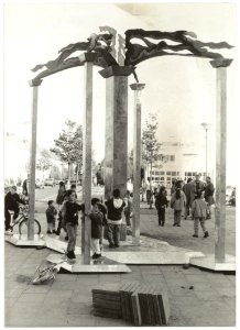 Sculptuur De Vier Winden op het gereconstrueerde Nieuw Guineaplein. NL-HlmNHA 54036138