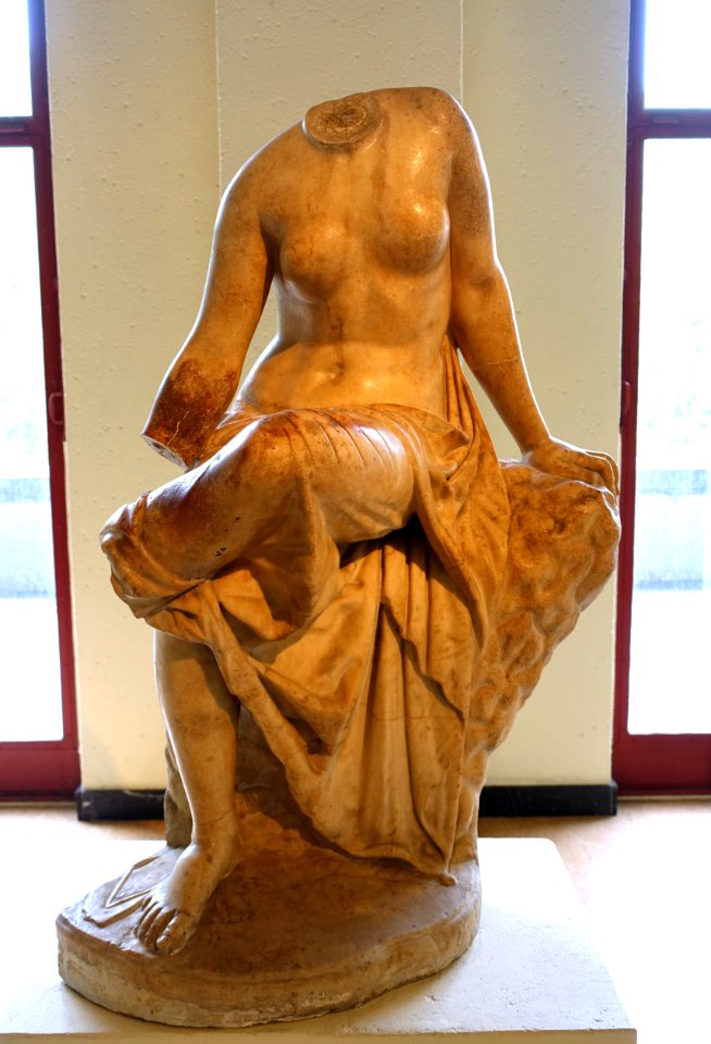 Seated nymph, Roman copy of Hellenistic original from Asia Minor, second half of the 2nd century AD, perhaps from Rome, marble - Cinquantenaire Museum - Brussels, Belgium - DSC09055