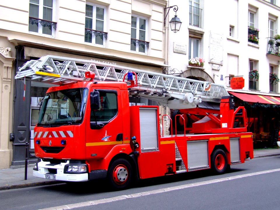 Sapeurs Pompiers de Paris Renault 220 dCi