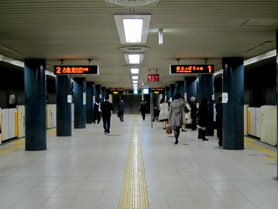 Sapporo Tozai Shiroishi sta platform