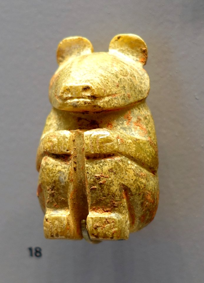 Seated Bear in the round, China, Western Zhou period, c. 1050-771 BC, nephrite - Arthur M. Sackler Museum, Harvard University - DSC00768