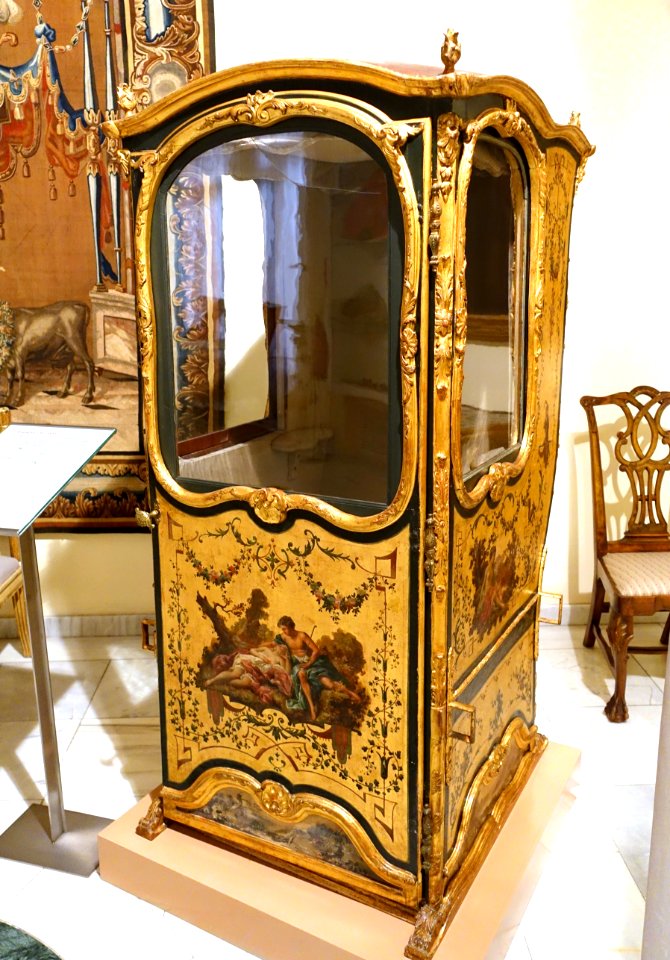 Sedan chair, France, c. 1730 AD - Museo Nacional de Artes Decorativas - Madrid, Spain - DSC08362