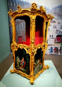 Sedan chair, Italy, probably Naples, possibly mid 1700s, gilt wood, painted panels, glass, gilt metal fittings, silk upholstery - Museum of Fine Arts, Boston - 20180922 163819