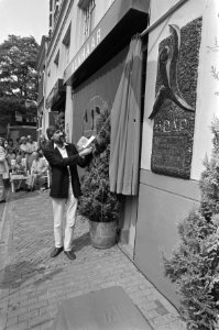 SDAP bestaat 90 jaar op 26 en 27 augustus Max van de Berg onthult plaquette aan, Bestanddeelnr 933-0556