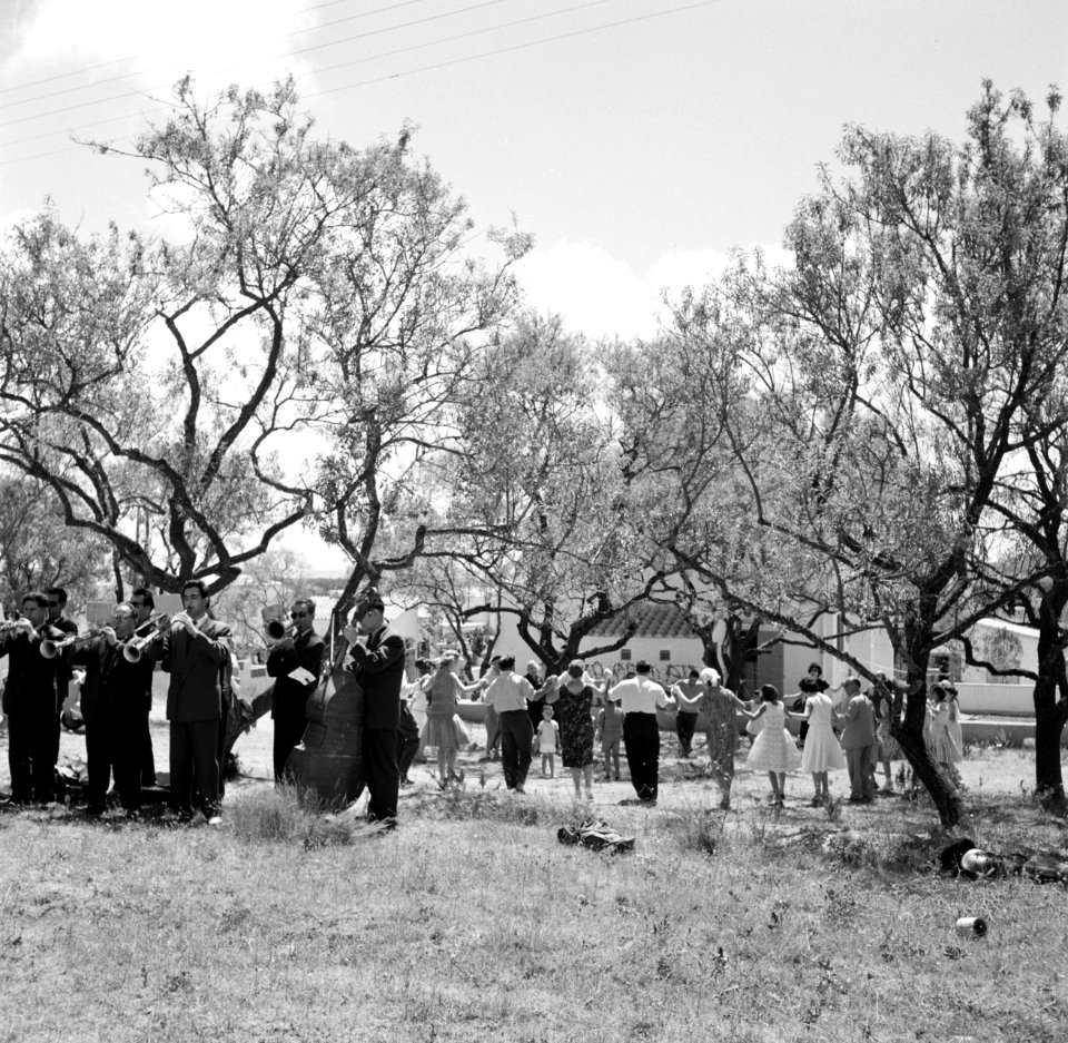 Sardana spelende orkest en dansende mensen, Bestanddeelnr 254-0860