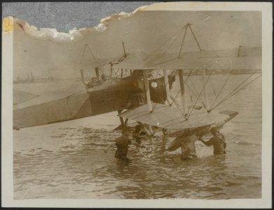 Seaplane preparing for a flight., Bestanddeelnr 158-2030