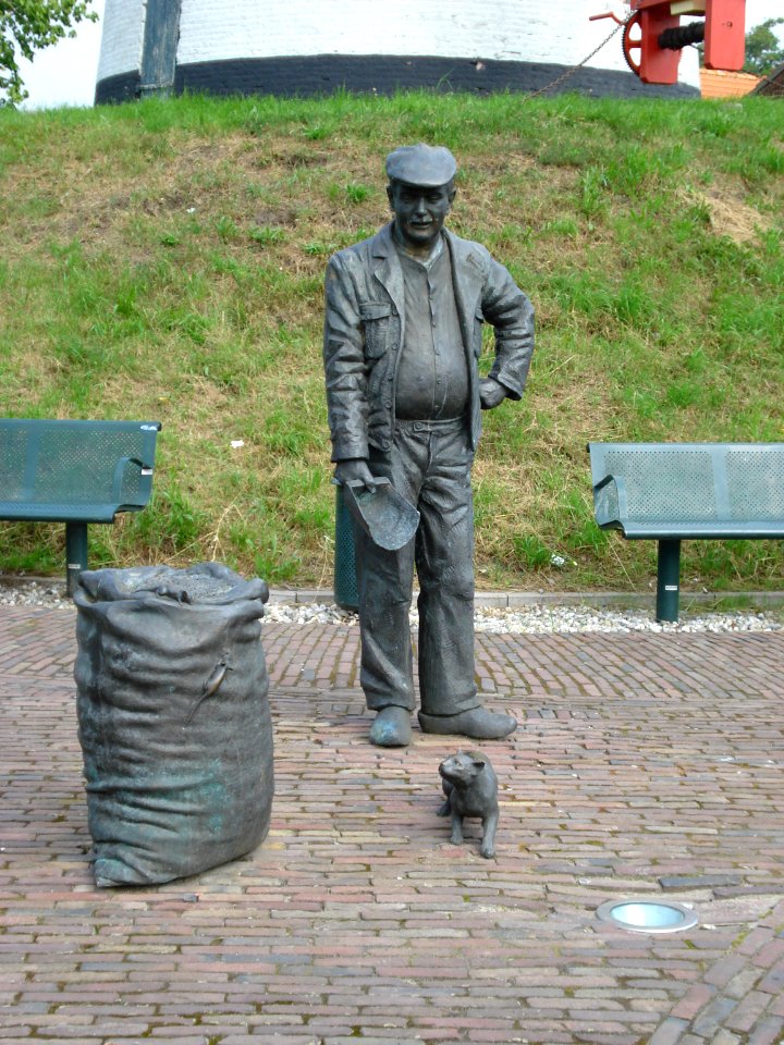 Sculptuur de molenaar voor de molen van Vorstenbosch