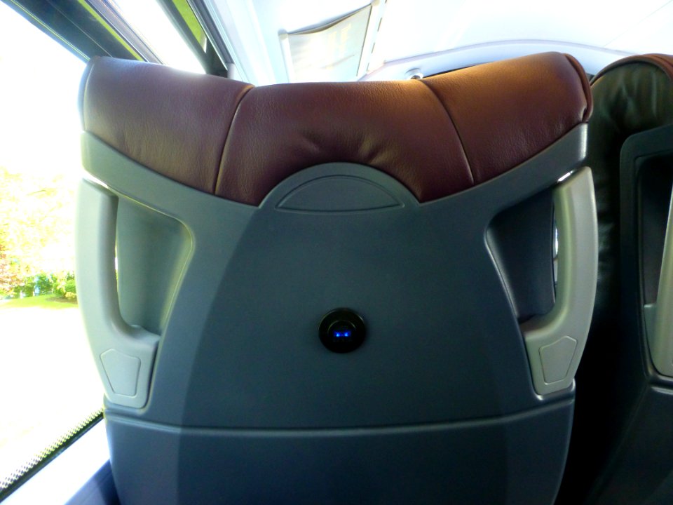 SeatBackUSBPower-VantageBus-P1400545