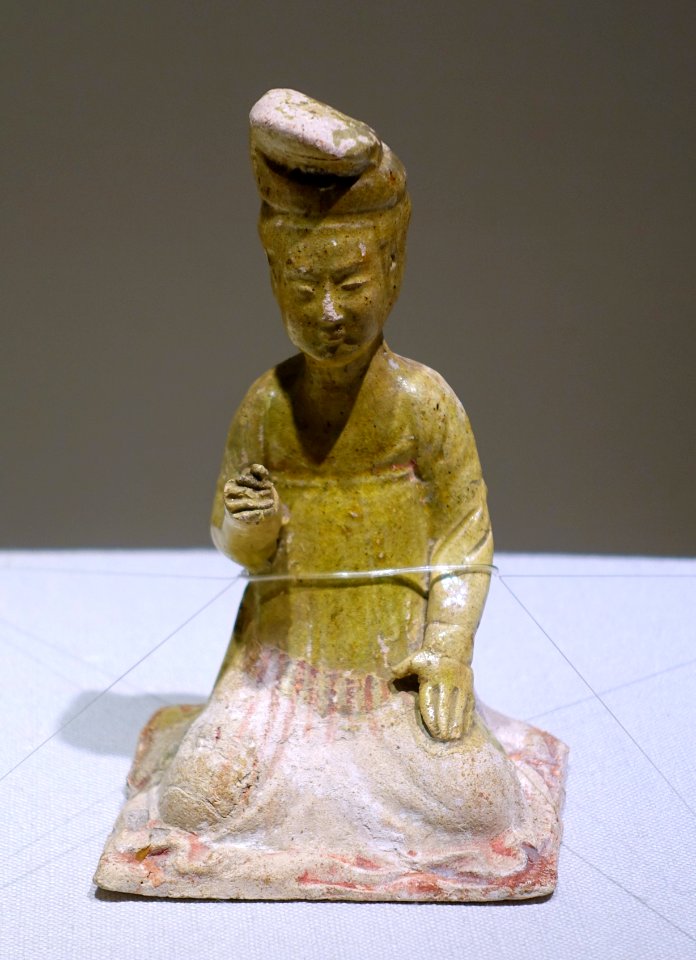 Seated female musicians, figure 5 of 6, China, Tang dynasty, 7th century AD, straw glaze with painted ornament - Matsuoka Museum of Art - Tokyo, Japan - DSC07292