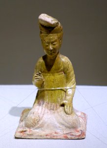 Seated female musicians, figure 5 of 6, China, Tang dynasty, 7th century AD, straw glaze with painted ornament - Matsuoka Museum of Art - Tokyo, Japan - DSC07292