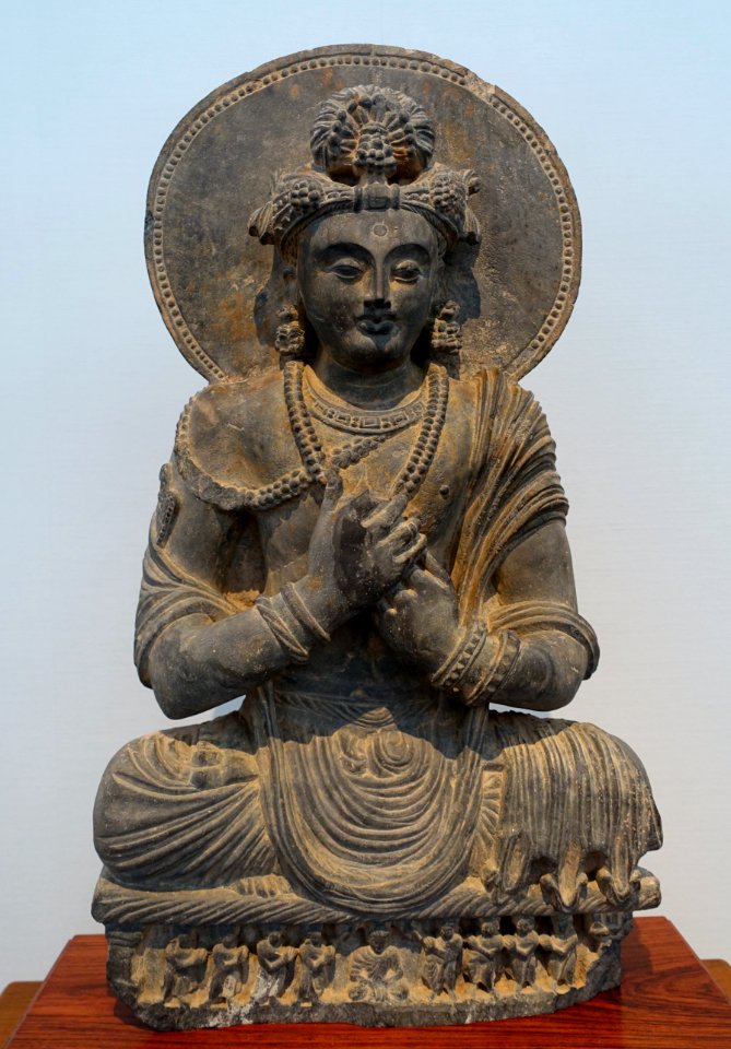 Seated Boddhisattva, Gandhara, c. 3rd-4th century AD, gray schist - Matsuoka Museum of Art - Tokyo, Japan - DSC07132