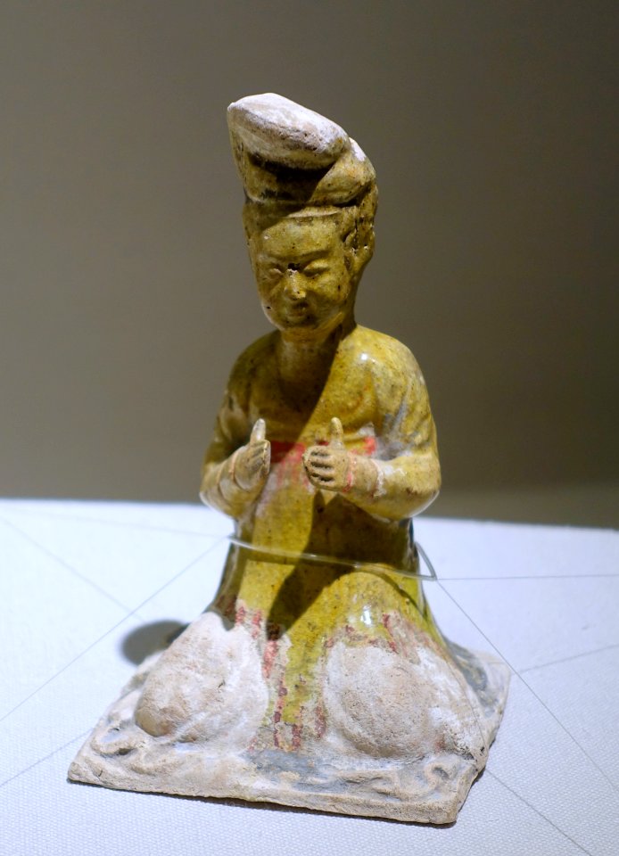 Seated female musicians, figure 6 of 6, China, Tang dynasty, 7th century AD, straw glaze with painted ornament - Matsuoka Museum of Art - Tokyo, Japan - DSC07293