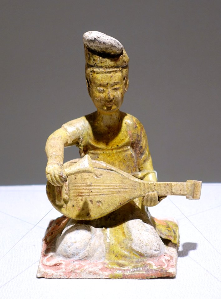 Seated female musicians, figure 4 of 6, China, Tang dynasty, 7th century AD, straw glaze with painted ornament - Matsuoka Museum of Art - Tokyo, Japan - DSC07291