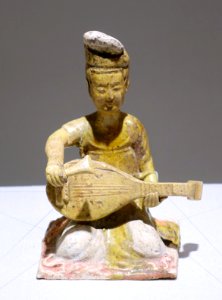 Seated female musicians, figure 4 of 6, China, Tang dynasty, 7th century AD, straw glaze with painted ornament - Matsuoka Museum of Art - Tokyo, Japan - DSC07291