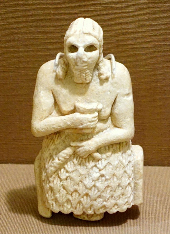 Seated male figure holding cup, Tell Agrab, Main Shara Temple, Early Dynastic period, 2700-2600 BC, gypsum - Oriental Institute Museum, University of Chicago - DSC07357