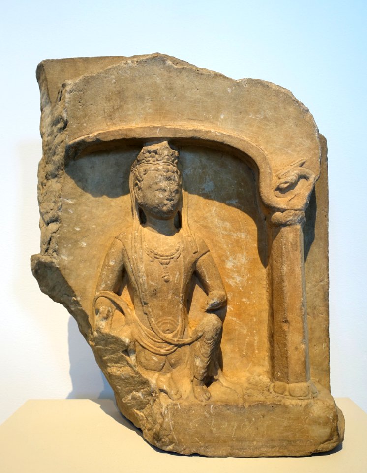 Seated boddhisattva, China, Hebei province, probably Dingzhou area, Northern Qi or Sui dynasty, second half of 6th century AD, marble with traces of pigments - Östasiatiska museet, Stockholm - DSC09272