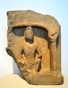 Seated boddhisattva, China, Hebei province, probably Dingzhou area, Northern Qi or Sui dynasty, second half of 6th century AD, marble with traces of pigments - Östasiatiska museet, Stockholm - DSC09272