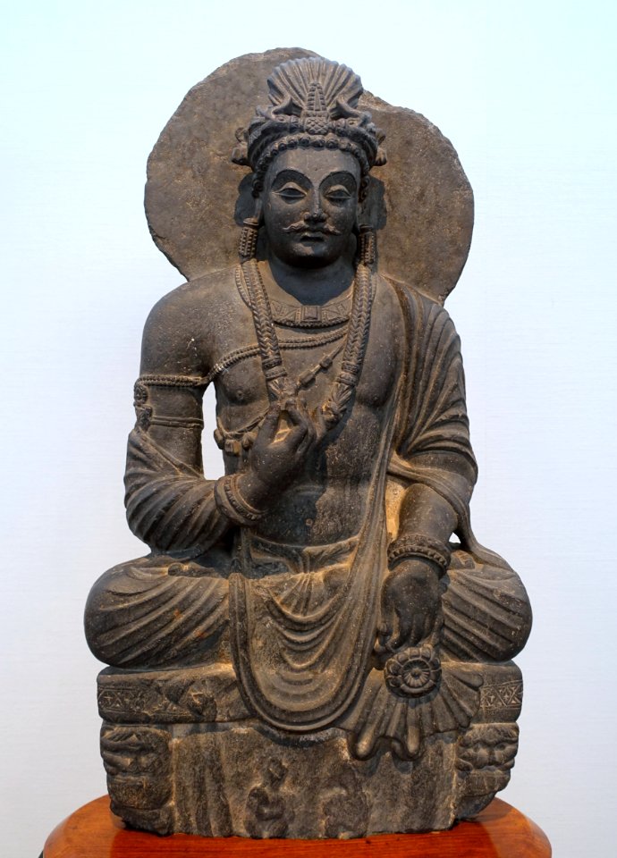 Seated Boddhisattva, Gandhara, probably from Barikot, c. 3rd-4th century AD, gray schist - Matsuoka Museum of Art - Tokyo, Japan - DSC07134