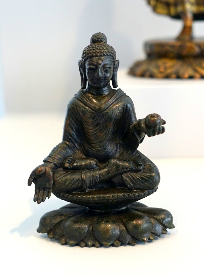 Seated Buddha with Left Hand Holding a Covered Jar, Late Gandharan style, Pakistan, Swat Valley, Swat District, Khyber Pakhtunkhwa, 9th cent., bronze - Arthur M. Sackler Museum, Harvard University - DSC00843