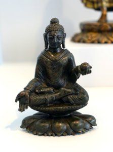 Seated Buddha with Left Hand Holding a Covered Jar, Late Gandharan style, Pakistan, Swat Valley, Swat District, Khyber Pakhtunkhwa, 9th cent., bronze - Arthur M. Sackler Museum, Harvard University - DSC00843