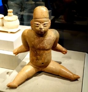Seated figure, Mexico, Guerrero, Xochipala, Olmec, 1400-900 BC, earthenware - De Young Museum - DSC00540