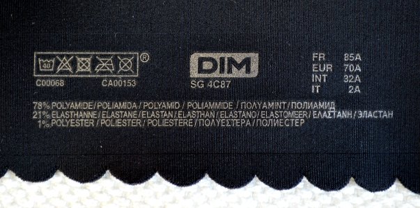 Seamless black T-shirt bra, label