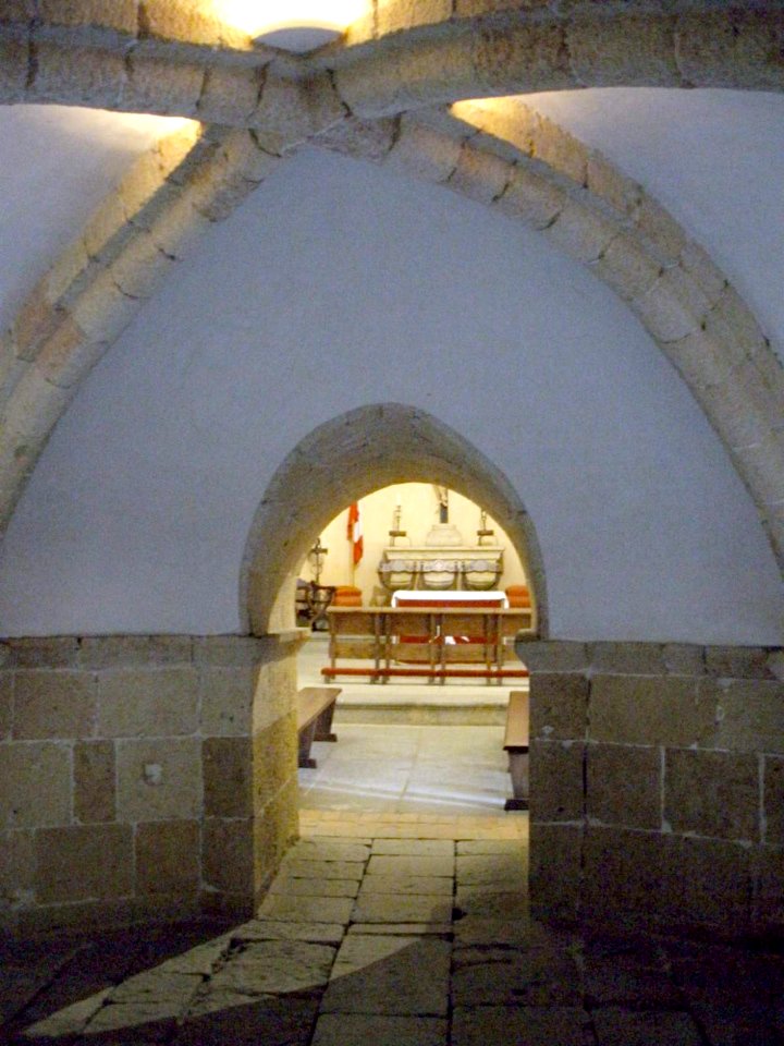 Segovia - Iglesia de la La Vera Cruz, interior, edículo central 04