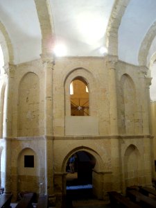 Segovia - Iglesia de la La Vera Cruz, interior, edículo central 01