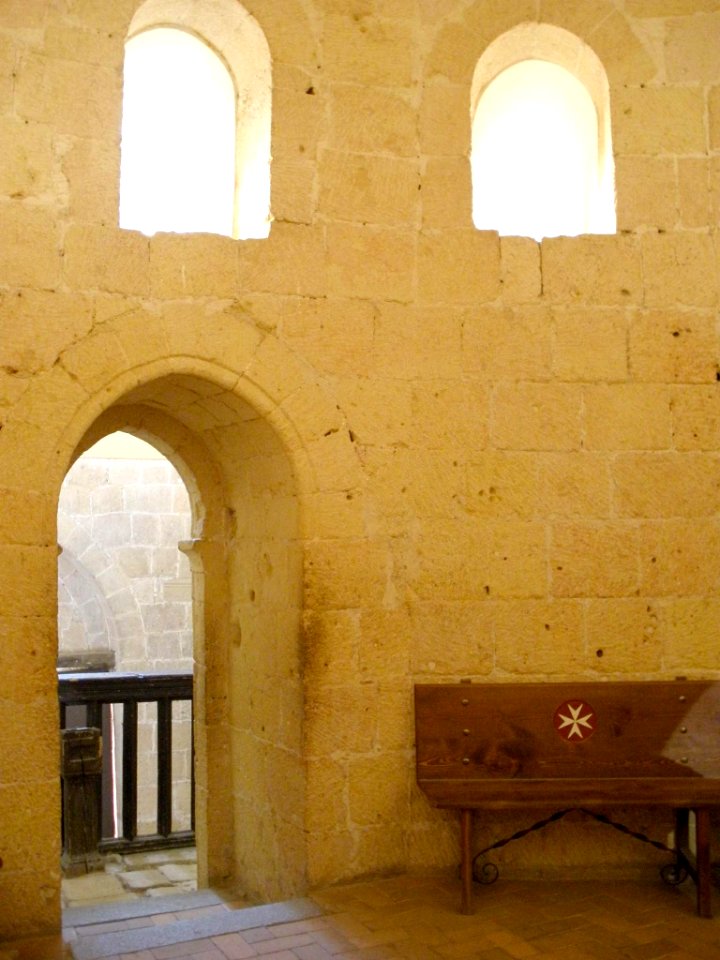 Segovia - Iglesia de la La Vera Cruz, interior, edículo central 09