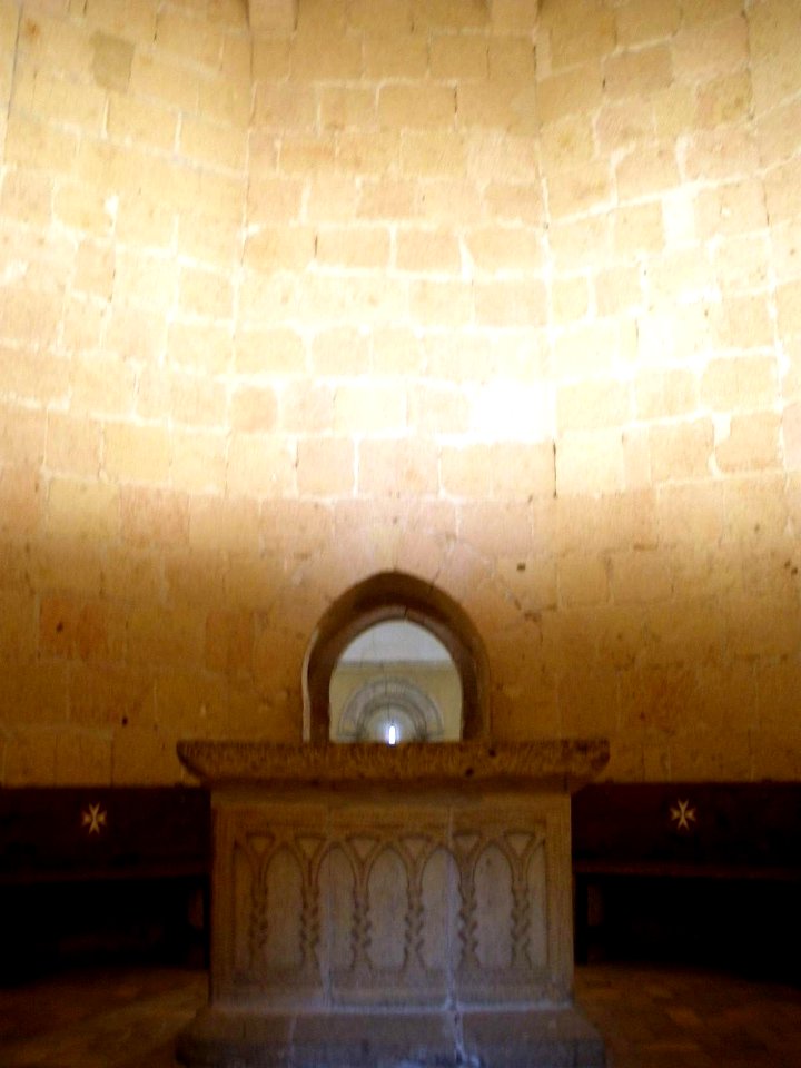 Segovia - Iglesia de la La Vera Cruz, interior, edículo central 05