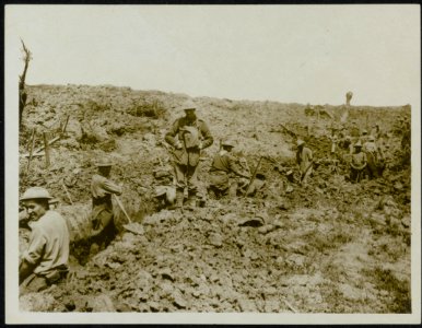 Sappers digging a communication trench. Battle of Messines Ridge, Bestanddeelnr 158-0162