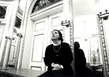 Sarah Bakker in het v.m. Huis Barnaart aan de Nieuwe Gracht 7. Aangekocht van United Photos de Boer bv. - Negatiefnummer 35801 k 9 a. - Gepubliceerd in het Haarlems Dagblad van 06.02.1992. Identificat
