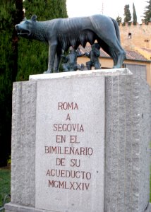 Segovia - Plaza del Azoguejo, Memorial del bimilenario del Acueducto 1