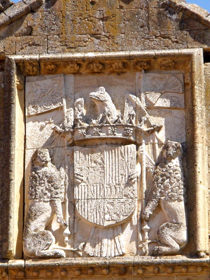 Segovia - Monasterio de Santa Cruz la Real-Universidad SEK, portada tardogótica de la Iglesia 1