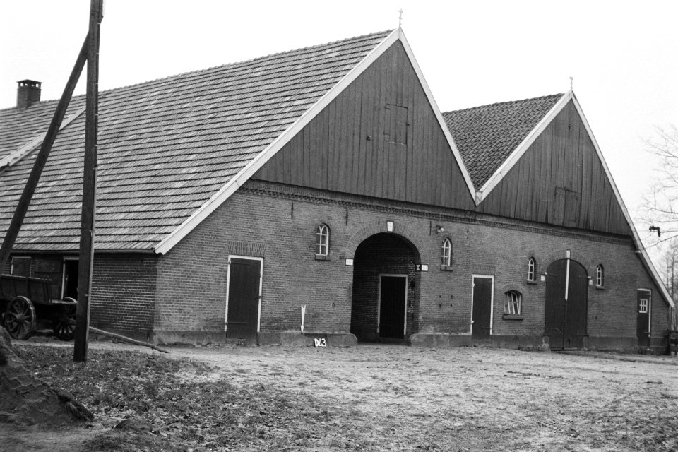Schuren van boerderij in Denekamp (Ruilverkaveling Ootmarsum), Bestanddeelnr 170-1467