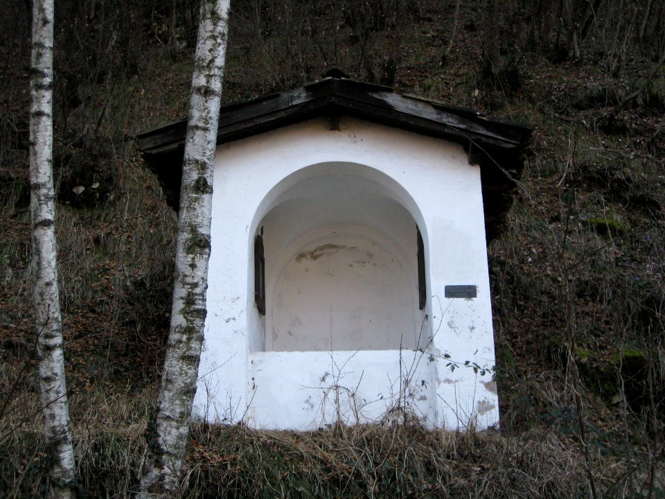 Sechste Kreuzwegstation auf dem Weg zur Kalvarienbergkapelle in Salurn 2