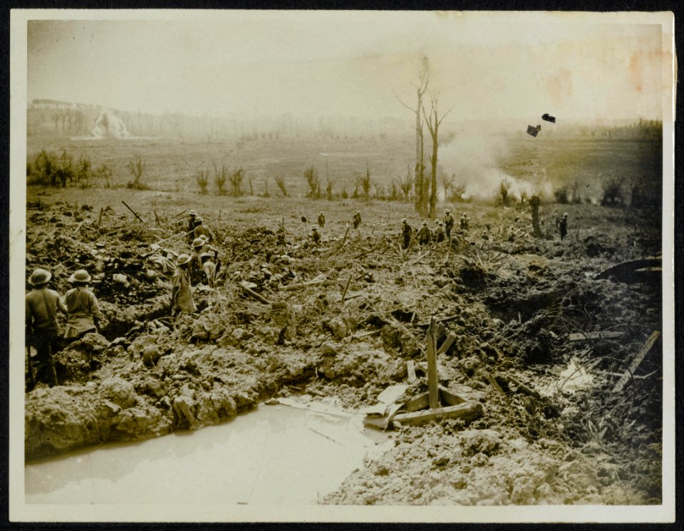 Sappers digging a communication trench. Shells in background., Bestanddeelnr 158-1437
