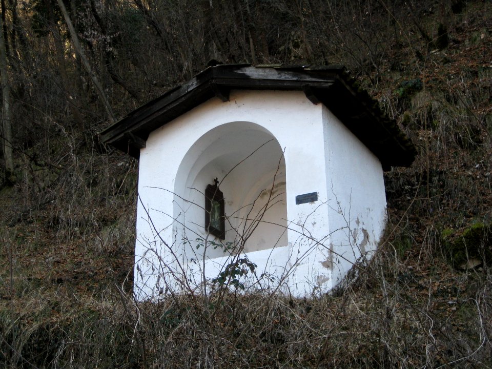 Sechste Kreuzwegstation auf dem Weg zur Kalvarienbergkapelle in Salurn 1