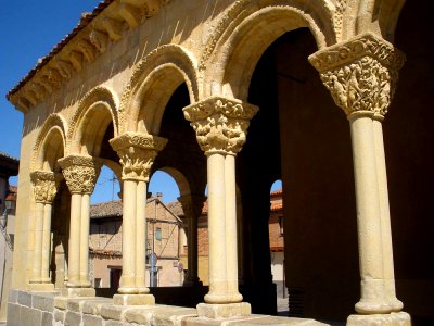 Segovia - Iglesia de San Lorenzo, pórtico 8
