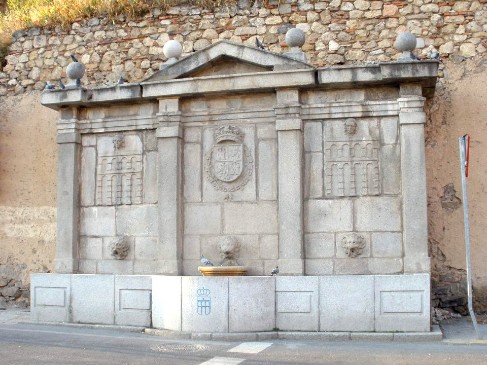 Segovia - Fuente frente al puente de Sancti Spiritu