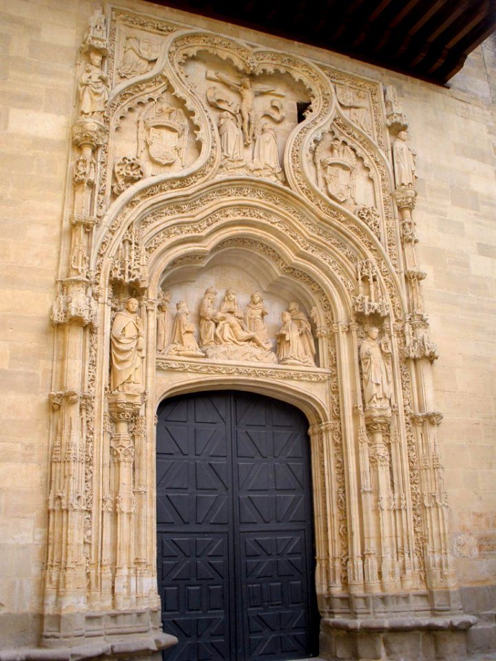 Segovia - Monasterio de Santa Cruz la Real-Universidad SEK, portada tardogótica de la Iglesia 3