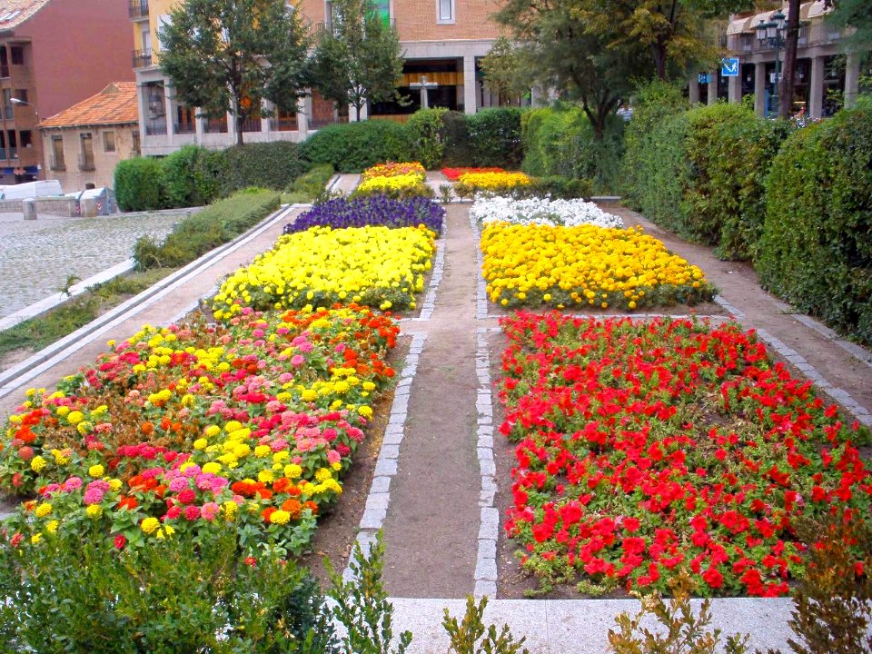 Segovia - Parterre floral junto a la Iglesia de San Millán