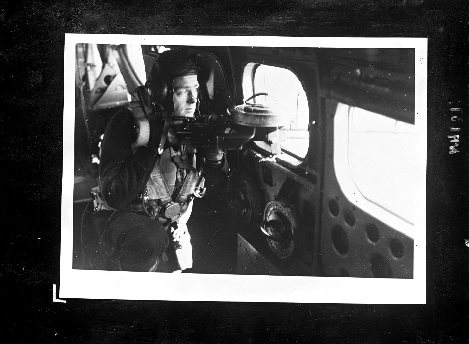 Schutter aan boord van een Lockheed Hudson bommenwerper van de Marine Luchtvaart, Bestanddeelnr 934-8694