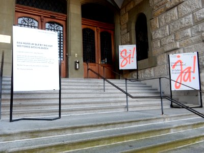 Schweiz - 50 Jahre Frauenstimmrecht - Bernisches Historisches Museum Eingang