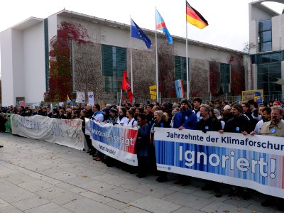 Scientists and Fridays for Future in front of the chancellery 2019-11-15 12