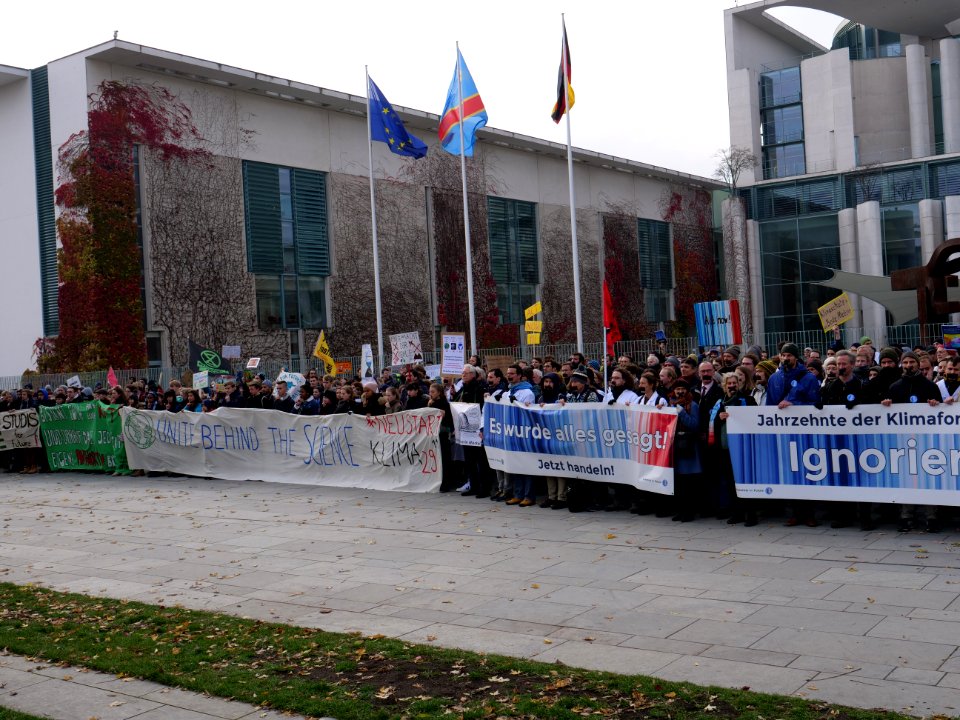 Scientists and Fridays for Future in front of the chancellery 2019-11-15 21