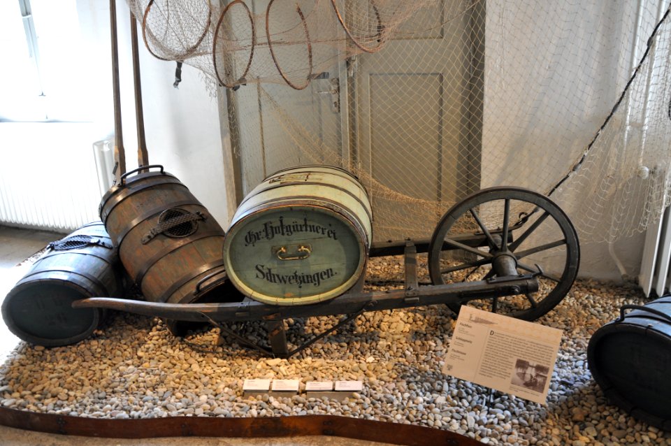 Schwetzingen Ausstellung Fischfässer mit Wagen