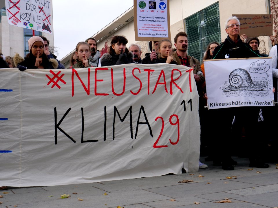 Scientists and Fridays for Future in front of the chancellery 2019-11-15 02