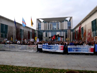 Scientists and Fridays for Future in front of the chancellery 2019-11-15 13