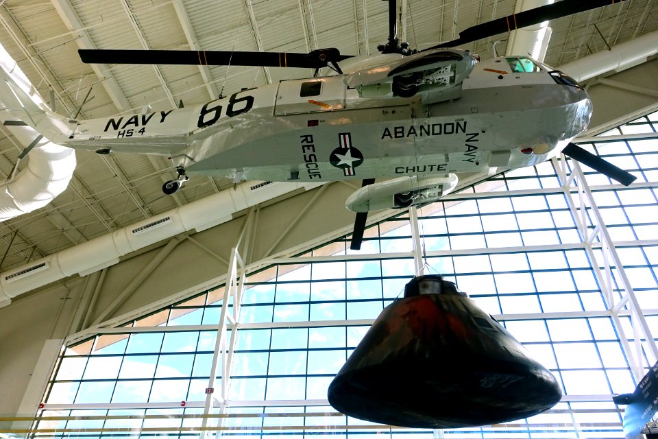 Sea King lifting Apollo Command Module at Evergreen Aviation & Space Museum - Evergreen Aviation & Space Museum - McMinnville, Oregon - DSC00829